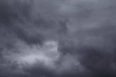 Gökyüzündeki kara bulutlar