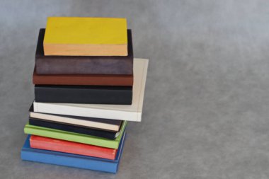 Gri arkaplan üzerine kitap yığını
