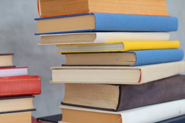 Tahta masadaki kitap yığını.