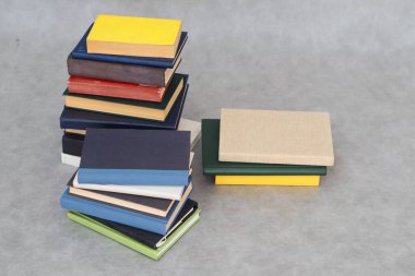 Beyaz arkaplan üzerine kitap yığını
