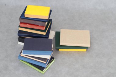Beyaz arkaplan üzerine kitap yığını