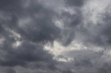 Gökyüzündeki kara bulutlar