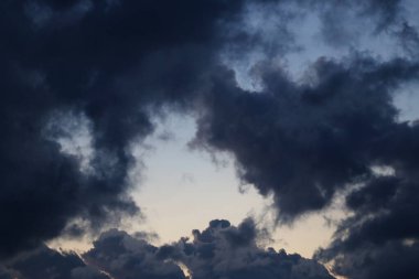 Gökyüzündeki kara bulutlar