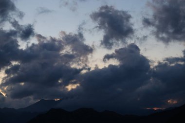 Dağın üstünde güzel bir gün batımı