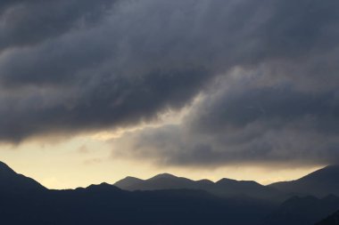 Bulutları ve gökyüzü olan güzel bir manzara.