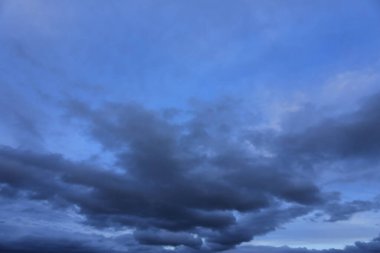 Bulutlu karanlık gökyüzü, atmosfer