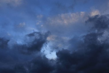 Gökyüzündeki kara bulutlar