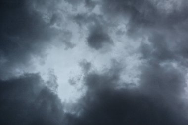 Bulutlu bir gökyüzünde fırtına bulutları