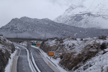 Dağlı ve karlı bir dağ manzarası