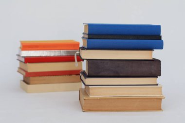 Beyaz arkaplan üzerine kitap yığını