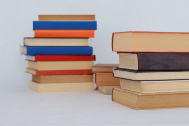 Beyaz arkaplan üzerine kitap yığını