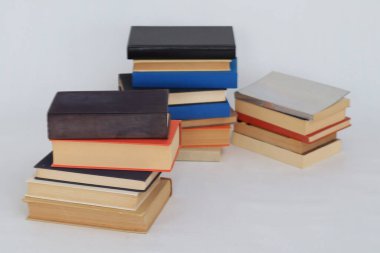 Beyaz arkaplan üzerine kitap yığını