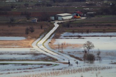 Bir nehir ve küçük bir köy ile kırsal alan