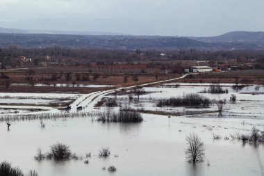 Nehir ve gölü olan güzel bir manzara.