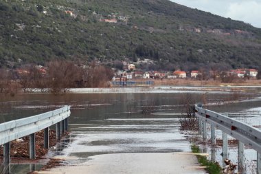 Şehirdeki nehir manzarası