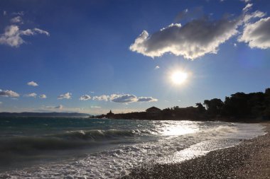 Denizin üzerinde güzel bir gün batımı