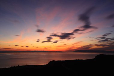 Denizin üzerinde güzel bir gün batımı