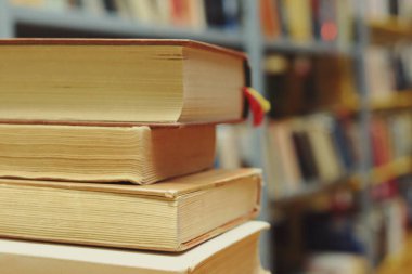 Beyaz arkaplan üzerine kitap yığını