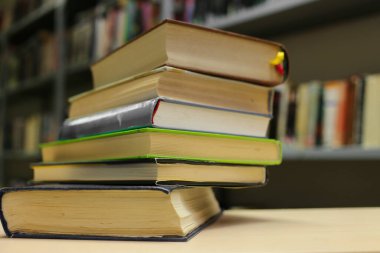 Beyaz arkaplan üzerine kitap yığını