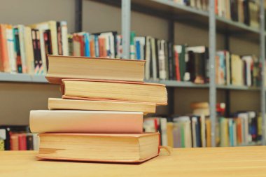 Beyaz arkaplan üzerine kitap yığını