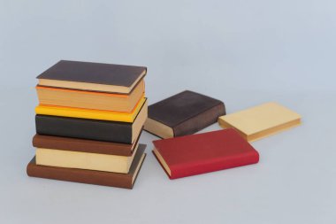 Beyaz arkaplan üzerine kitap yığını