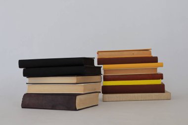 Beyaz arkaplan üzerine kitap yığını