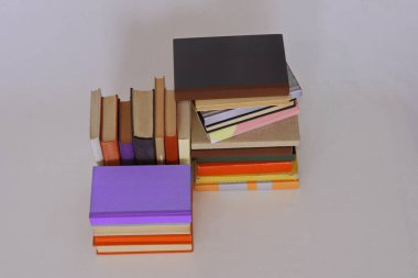 Beyaz arkaplan üzerine kitap yığını