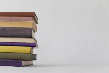 Beyaz arkaplan üzerine kitap yığını