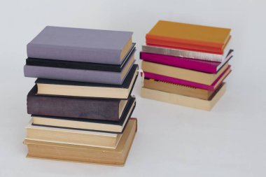 Beyaz arkaplan üzerine kitap yığını