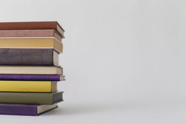 Beyaz arkaplan üzerine kitap yığını