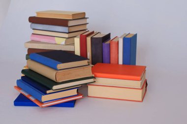 Beyaz arkaplan üzerine kitap yığını
