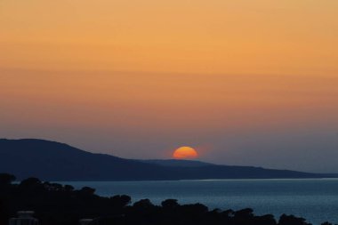 Denizin üzerinde güzel bir gün batımı