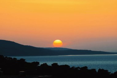 Denizin üzerinde güzel bir gün batımı