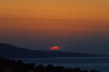 Denizin üzerinde güzel bir gün batımı