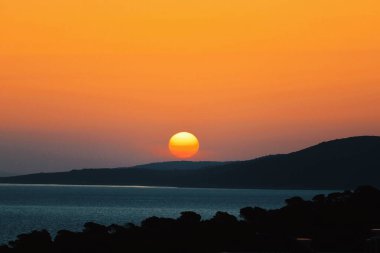 Denizin üzerinde güzel bir gün batımı
