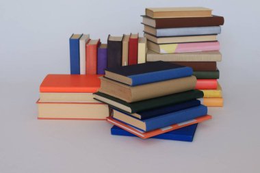 Beyaz arkaplan üzerine kitap yığını