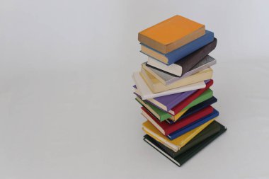 Beyaz arkaplan üzerine kitap yığını