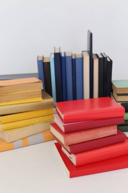 Beyaz arkaplan üzerine kitap yığını