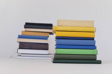 Beyaz arkaplan üzerine kitap yığını