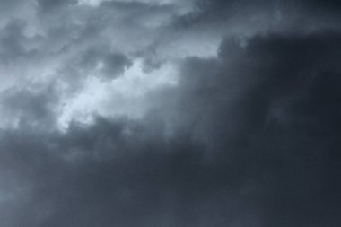 Gökyüzündeki kara bulutlar