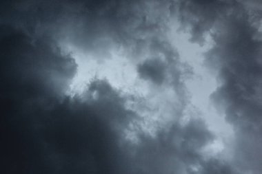 Gökyüzündeki kara bulutlar