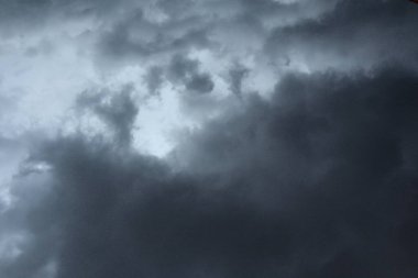 Gökyüzündeki kara bulutlar
