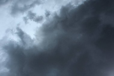 Gökyüzündeki kara bulutlar