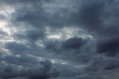 Gökyüzündeki kara bulutlar