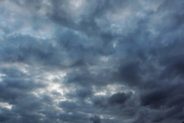 Gökyüzündeki kara bulutlar