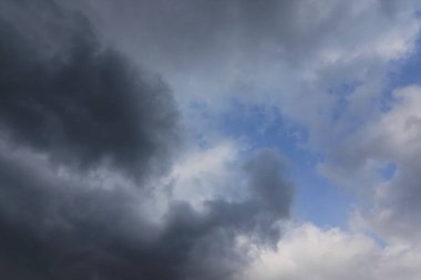 Gökyüzündeki kara bulutlar