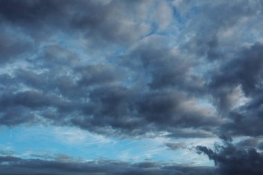 Gökyüzündeki kara bulutlar