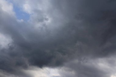 Gökyüzündeki kara bulutlar