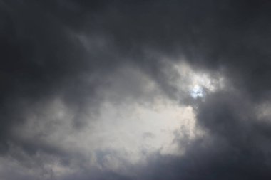 Gökyüzündeki kara bulutlar