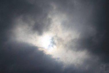 Gökyüzündeki kara bulutlar